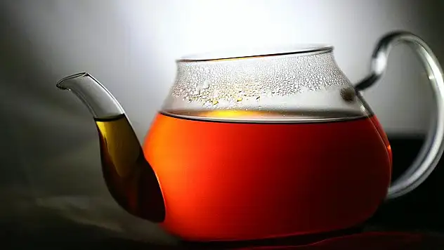 Çay demlenme sırasında sudaki ağır metalleri büyük ölçüde azaltıyor