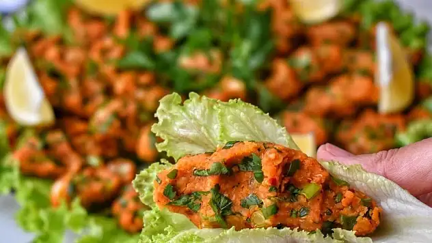 Çay kaşığının ucuyla harca eklenmeliymiş: Mercimek köftesi asla dağılmıyor