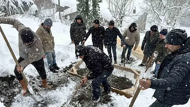 Cenaze aracı yolda kaldı, namaz yemekhanede kılındı