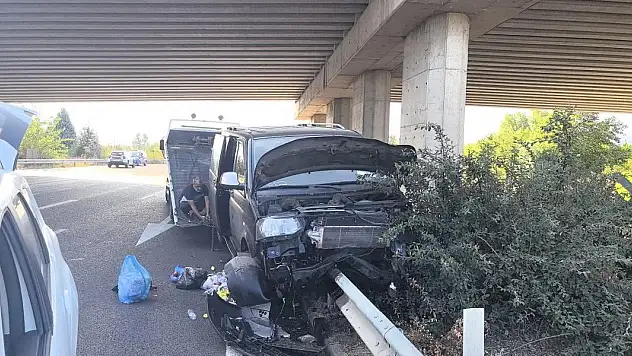 Cenazeden dönen ailenin bulunduğu minibüs bariyerlere saplandı