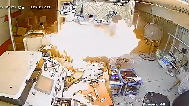Cep telefonu tamir esnasında bomba gibi patladı