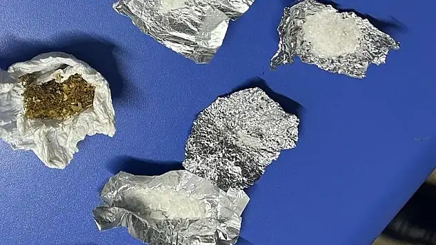 Cezaevi firarisi 2 hükümlü takside uyuşturucu madde ile yakalandı
