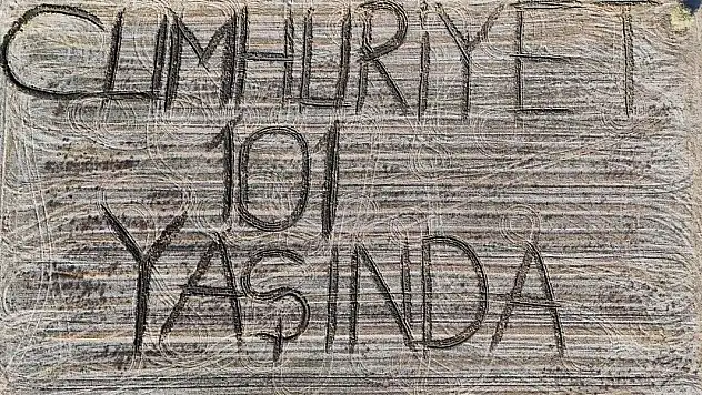 Çiftçi Cumhuriyet sevdasını tarlasına yansıttı
