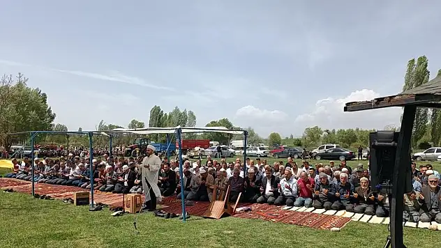 Çiftçiler rahmet duasına çıktı!