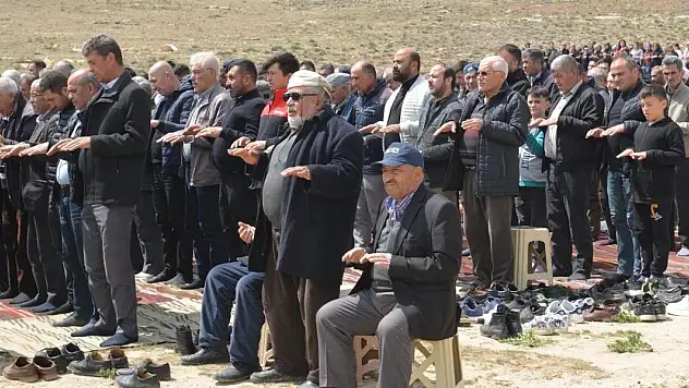Çiftçiler yağmur duasına çıktı