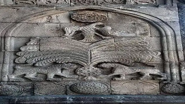 Çifte Minareli Medrese'deki hayat ağacının sırrı