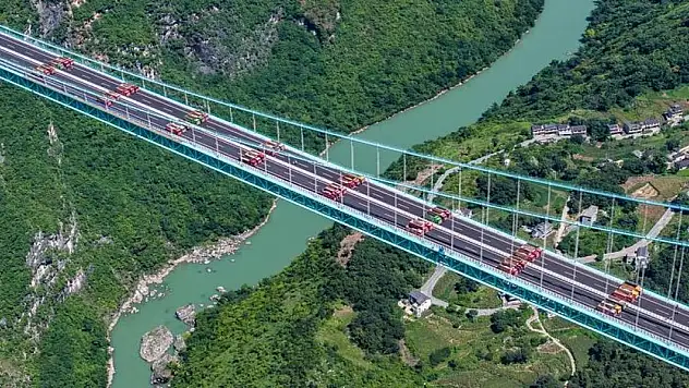 Çin dünyanın en büyük köprüsünü hizmete açtı