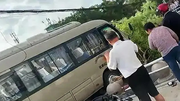 Çin'de okul otobüsü kalabalığın içine daldı: 11 ölü