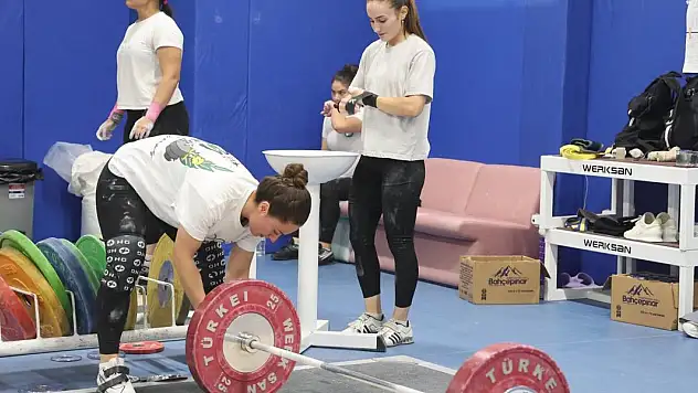Çocuk evlerinde büyüyen kardeşler, halterde altın madalya getiriyor