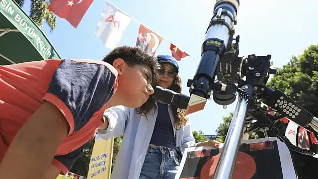 Çocuklar teleskobun başına geçerek Güneş'i gözlemledi
