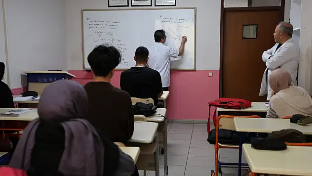 Çocuklardaki özenti davranışına dikkat! Taklitler tehlikeli mi?