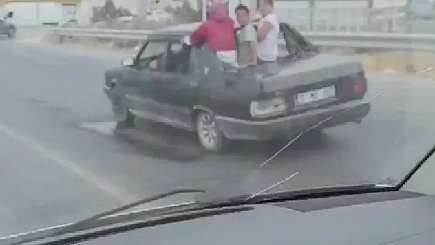 Çocukların, arka camı olmayan TOFAŞ'tan dışarı çıkarak yaptıkları ölümüne yolculuk kamerada