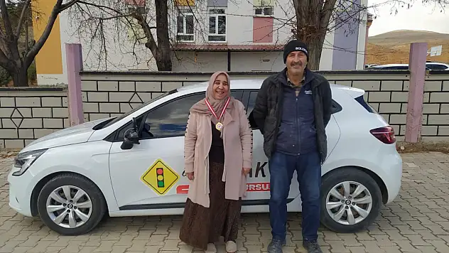 Çocukluk hayali olan ehliyete 60 yaşında kavuştu