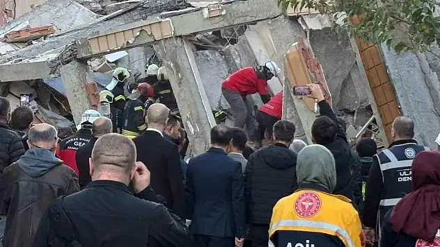 Çöken binadaki 5 kişiyle henüz temas yok!