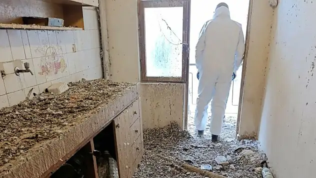Çöp eve dönen bina mahkeme kararıyla boşaltıldı