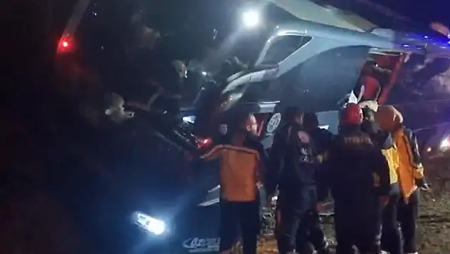 Çorum'da tur otobüsü kaza yaptı: 23 yaralı