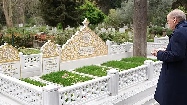 Cumhurbaşkanı Erdoğan, anne ve babasının kabirlerini ziyaret etti