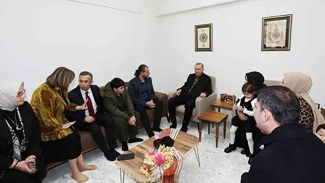 Cumhurbaşkanı Erdoğan, Gaziantep'te depremzede aileye misafir oldu
