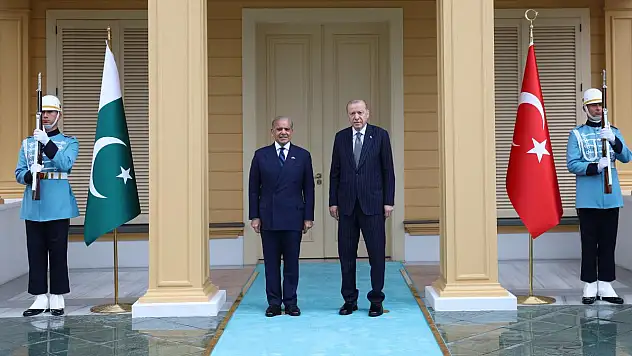 Cumhurbaşkanı Erdoğan, Şahbaz Şerif'i resmi törenle karşıladı