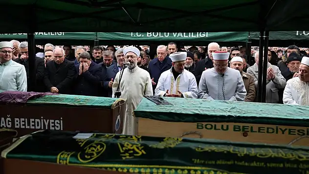 Cumhurbaşkanı Erdoğan, yangında hayatını kaybeden ailenin cenazesine katıldı