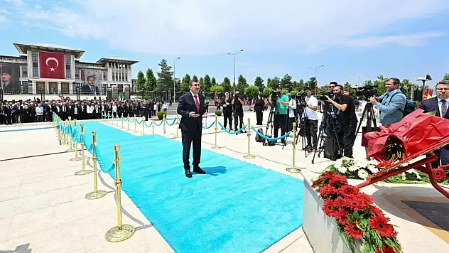 Cumhurbaşkanı Yardımcısı Yılmaz, 15 Temmuz Şehitler Anıtı'na çelenk bıraktı