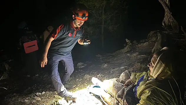 Dağlık alanda ayağından yaralanan turist, 5,5 saatte kurtarıldı