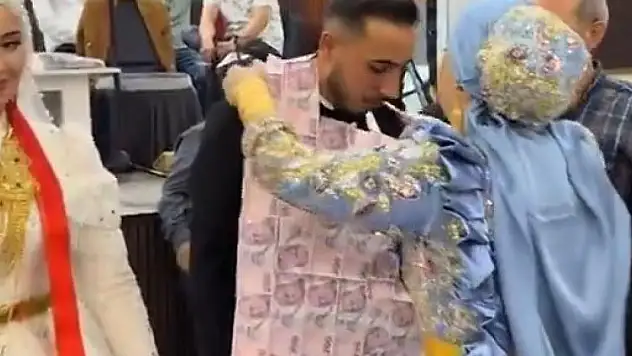 Damada 200 TL'lik banknotlarla hazırlanmış yelek giydirildi