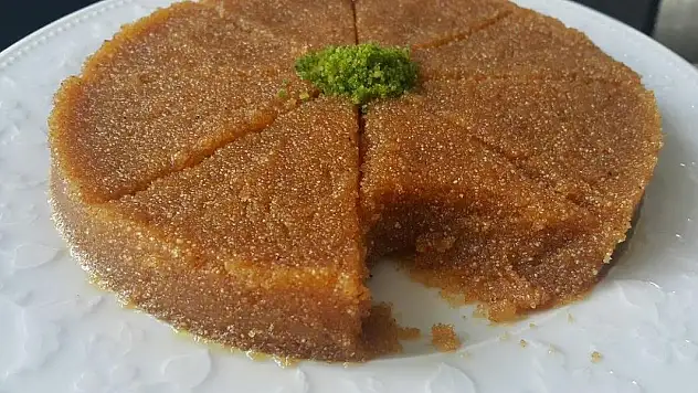 Damak çatlatıyor ve asla dağılma olmuyor! İrmik helvası pişirmenin sırrı