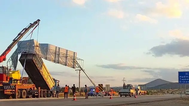 Damperi açık kalan tır trafik levhasına çarptı