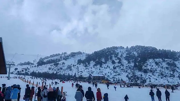 Davraz Kayak Merkezi ziyaretçi akınına uğradı