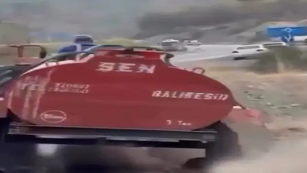 Dayanışmanın en güzel görüntüleri...Yangına jant üzerinde gitti