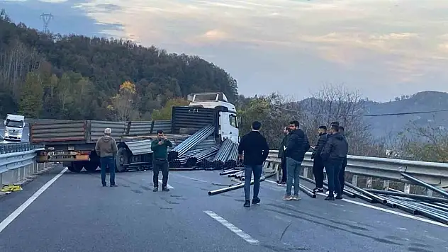 Demir yüklü tır bariyerlere çarptı, yol trafiğe kapandı