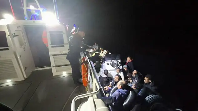 Denizde mahsur kalan 26 kaçak göçmen kurtarıldı