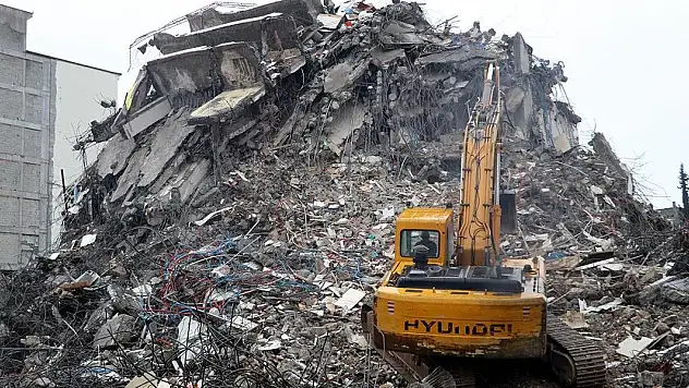 Depremde 100 kişinin öldüğü Zümrüt Apartmanı'nın fenni mesulü tutuklandı
