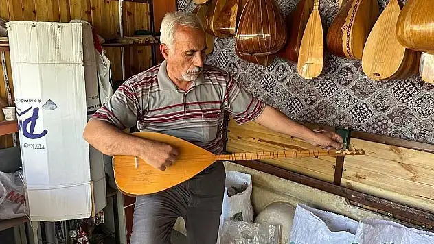 Depremde atölyesi yıkılan saz ustasına yer tahsis edildi