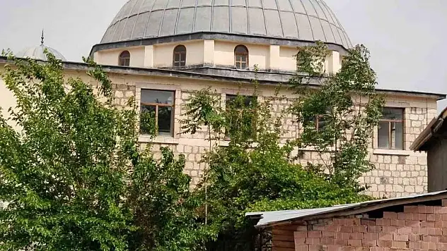 Depremde hasar alan tarihi cami ayağa kaldırılıyor