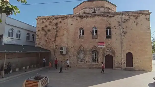 Depremde hasar gören cami ibadete kapalı