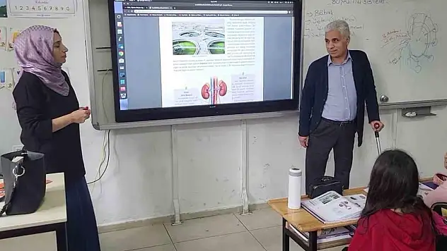 Depremde kaybettiği bacakları onu eğitimden koparamadı
