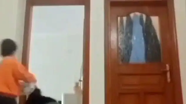 Depreme evde oyun oynarken yakalanan çocukların korku dolu anları kamerada