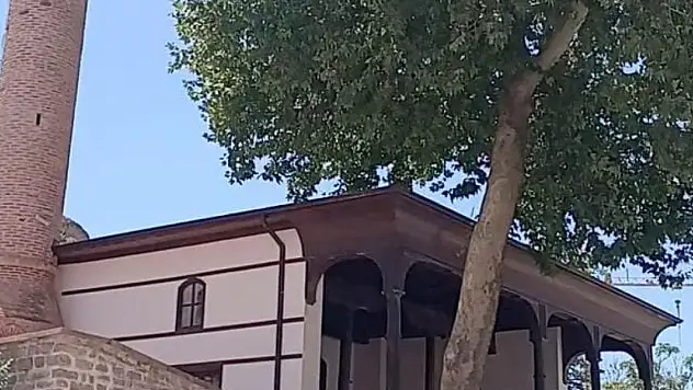 Dere Kıyısındaki Cami Turistleri Büyülüyor
