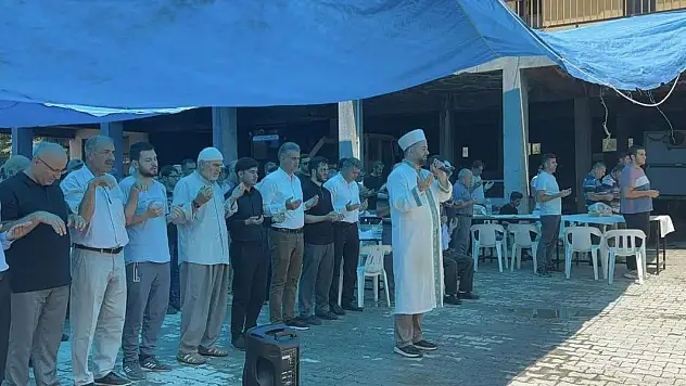 Derebucak'ta eller yağmur için semaya kaldırıldı