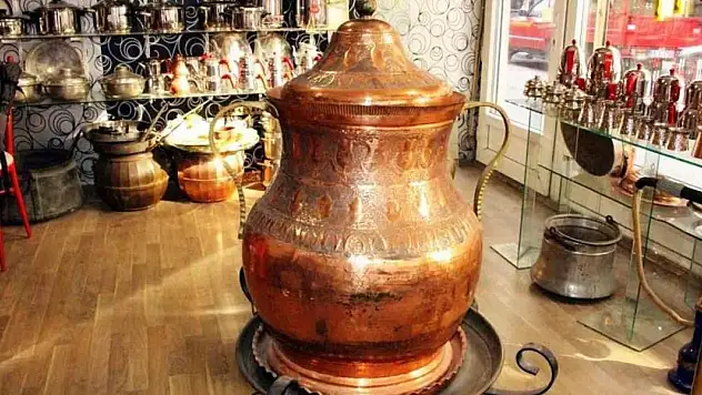 Dev bakraca evladı gibi bakıyor