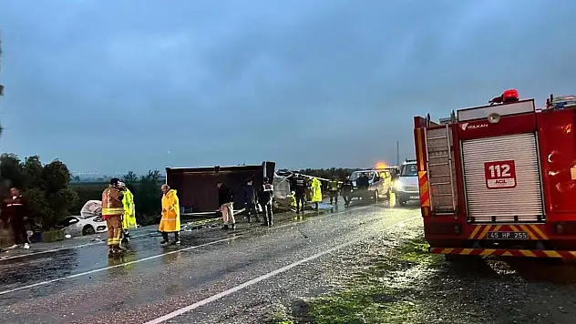 Devrilen kamyonet sürüklenerek karşı şeride geçti! 2 ölü, 3 yaralı