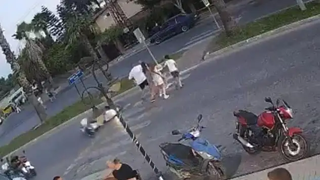 Devrilen motosiklet turistlere çarptı