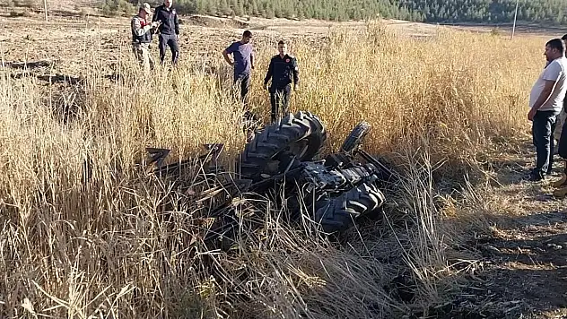 Devrilen traktörün altında kalan sürücü öldü