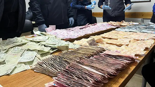 Dilenci Değil, Banka! Üzerinden binlerce lira çıktı!