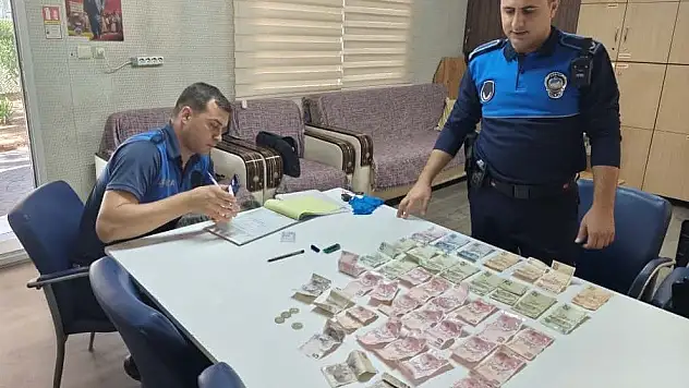 Dilencilik yapan kadın yarım saatte bin 32 lira topladı