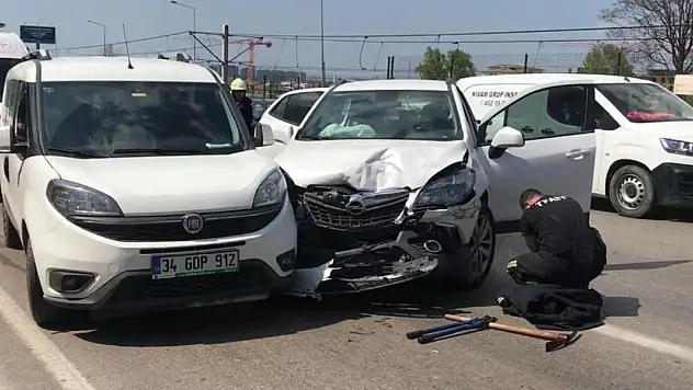 Direksiyon başında bilincini kaybeden sürücü 3 otomobile çarptı
