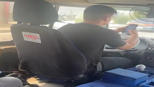 Direksiyon Başında Hem Sigara Hem Telefon! Yolcuları Tehlikeye Atma Anları Kamerada