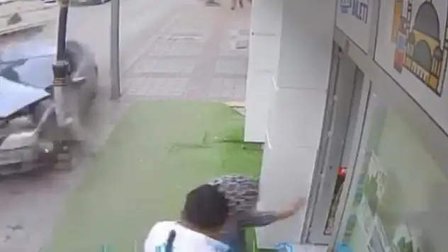 Direksiyon Hakimiyetini Kaybeden Sürücü Caddeyi Birbirine Kattı